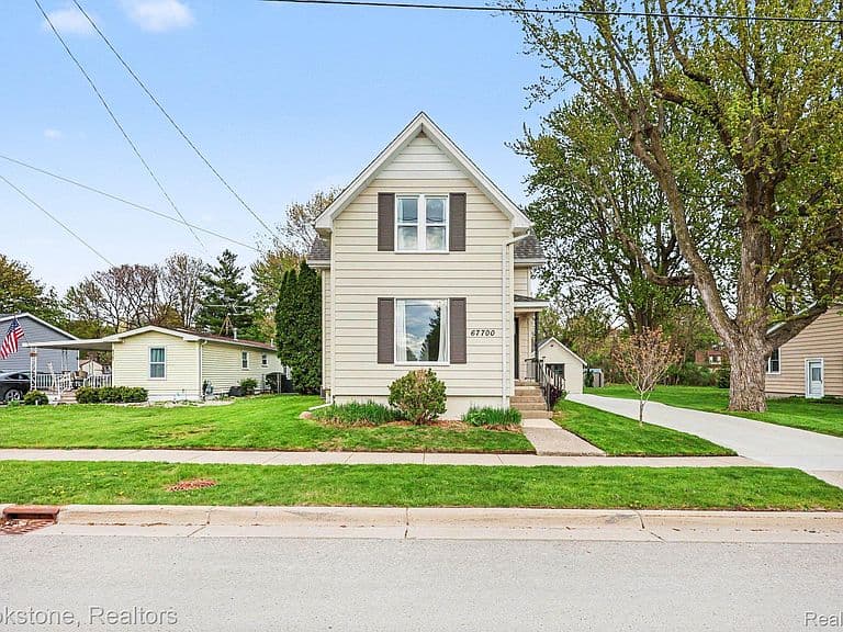 Listing photo 2