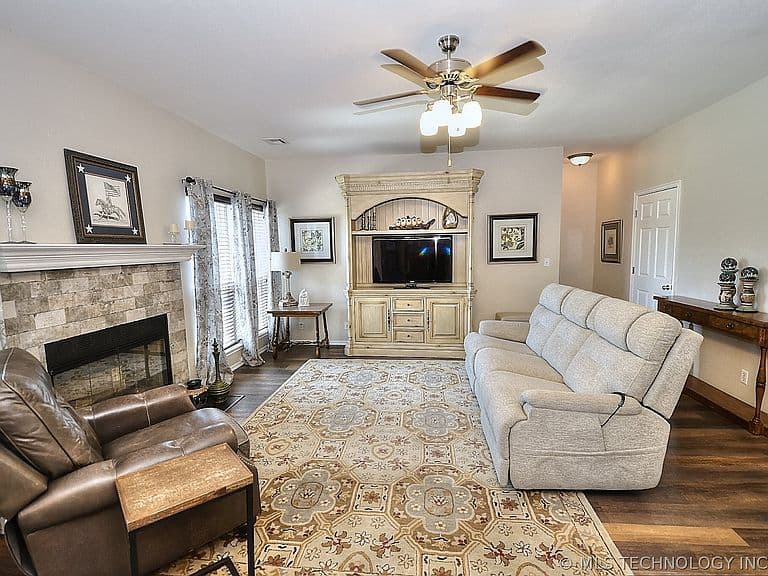 Listing photo 3
