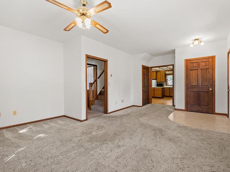 Listing photo 3