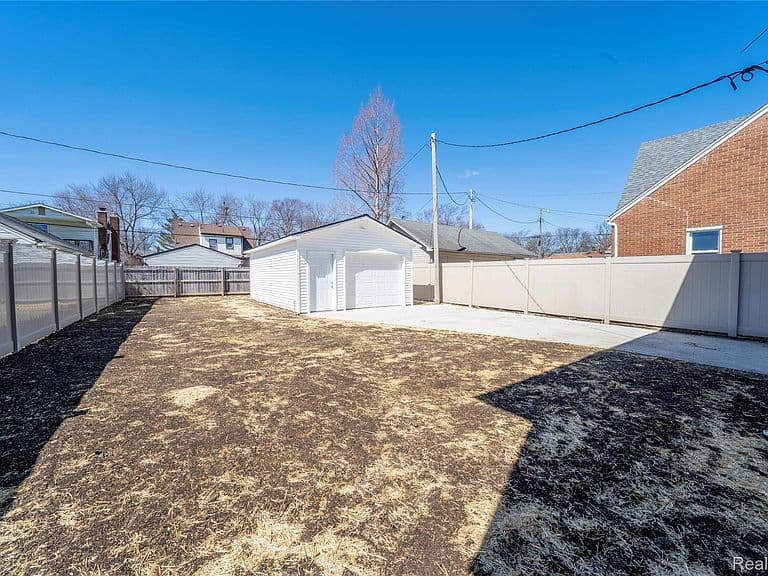 Listing photo 4