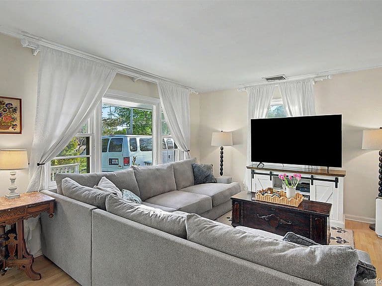 Listing photo 3