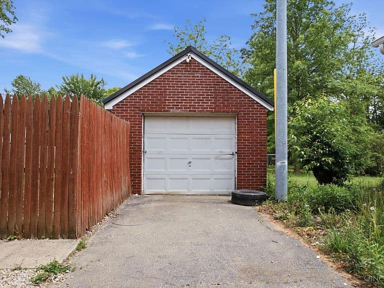 Listing photo 5