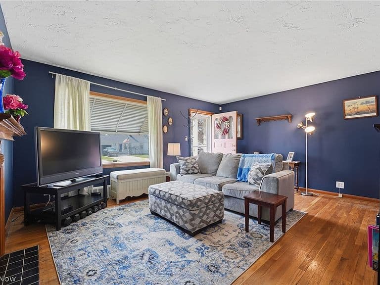Listing photo 3