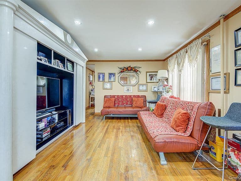Listing photo 3
