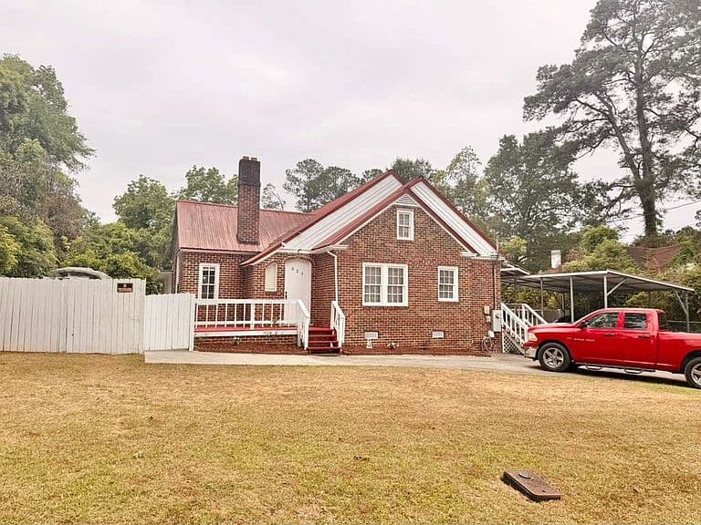 Listing photo 2