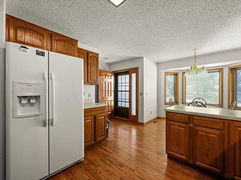 Listing photo 5