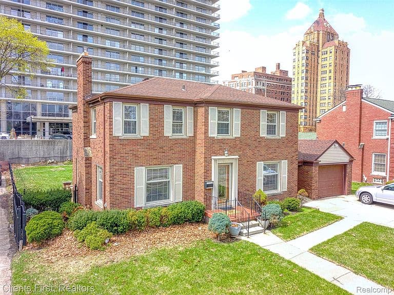 Listing photo 2