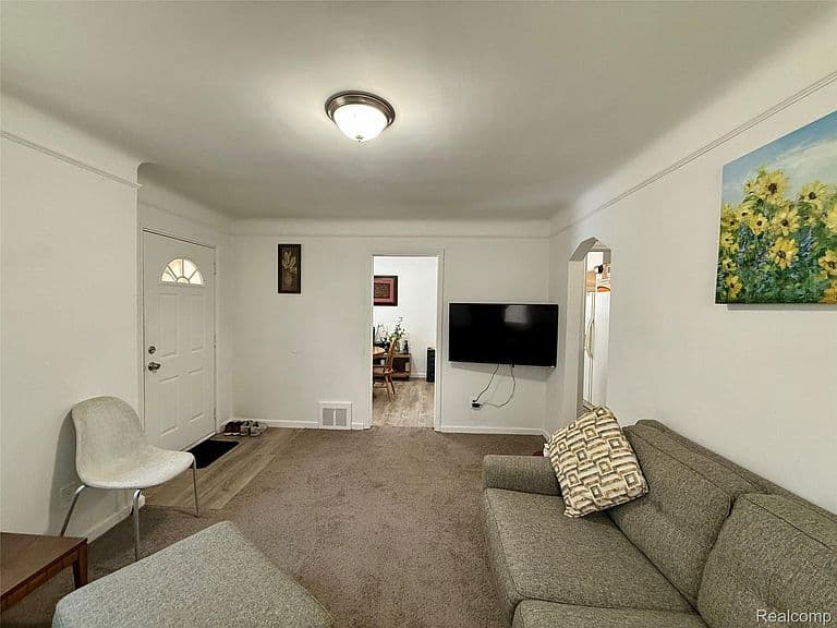 Listing photo 5