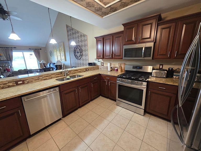 Listing photo 2
