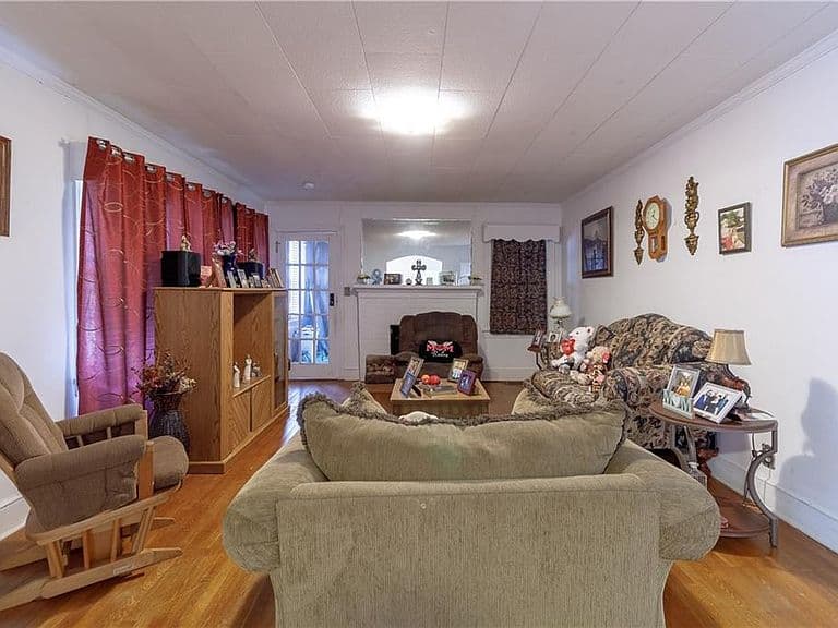 Listing photo 5