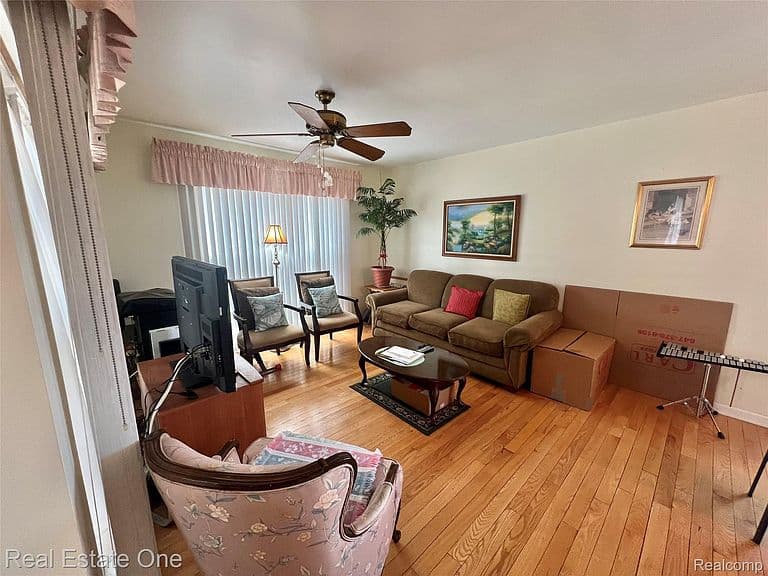 Listing photo 5
