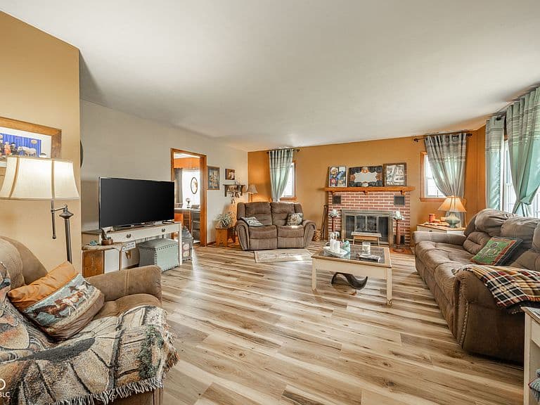 Listing photo 3