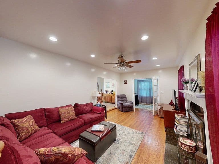 Listing photo 3