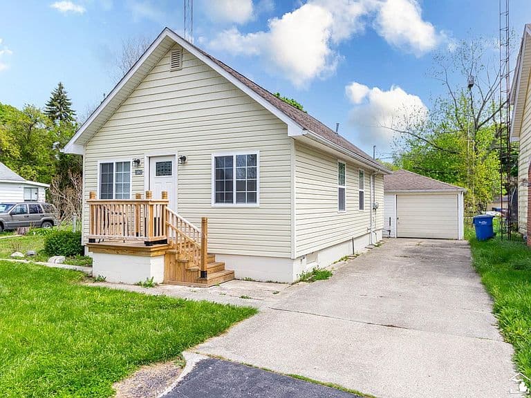 Listing photo 2