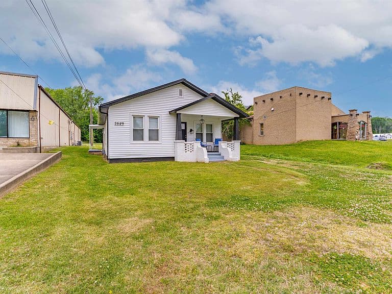 Listing photo 2