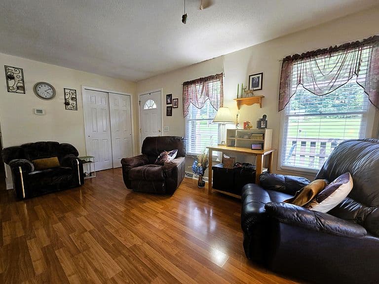 Listing photo 5